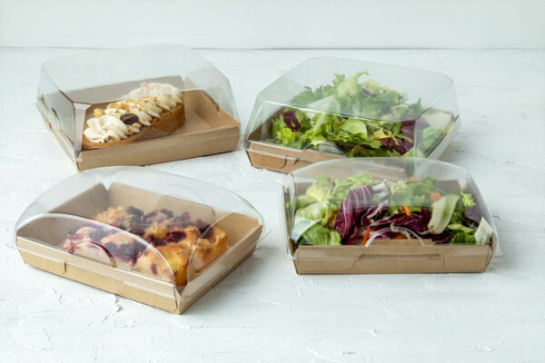Loqbox met patisserie en salade Loqbox met patisserie en salade